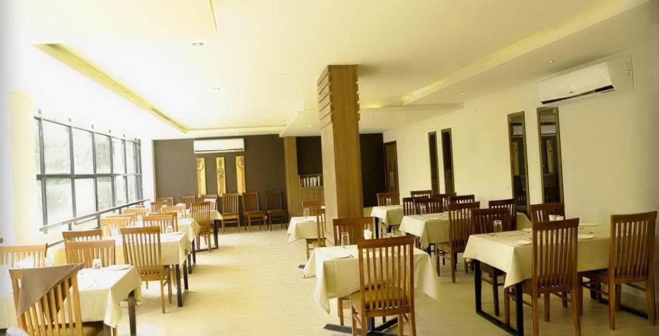 Hotel Monarch Kozhikode Buitenkant foto