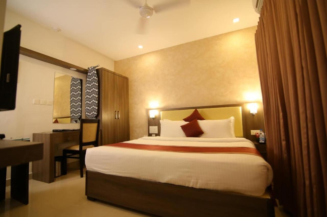 Hotel Monarch Kozhikode Buitenkant foto