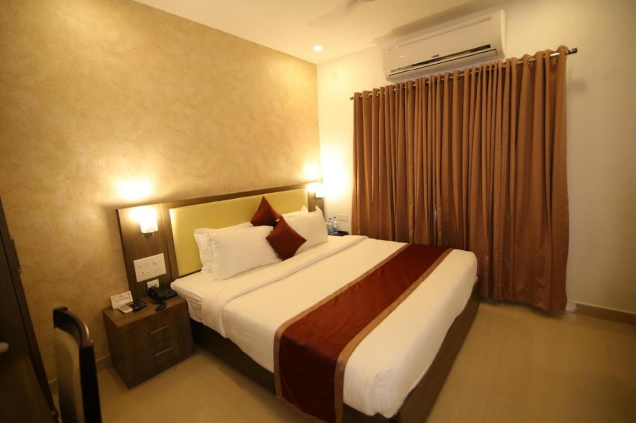 Hotel Monarch Kozhikode Buitenkant foto
