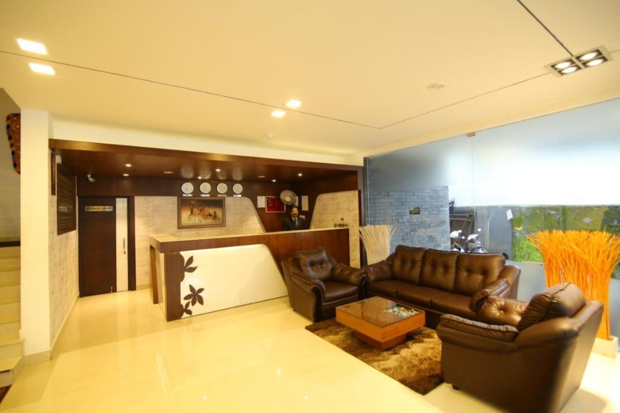 Hotel Monarch Kozhikode Buitenkant foto